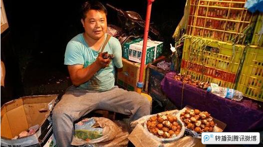 Một tay tách vỏ cả nghìn quả óc chó kiếm tiền đóng học cho con gái